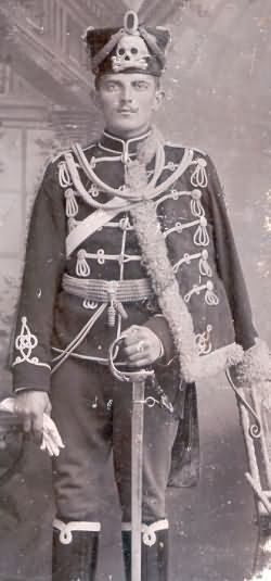 Bruno in Leibhusaren-Uniform